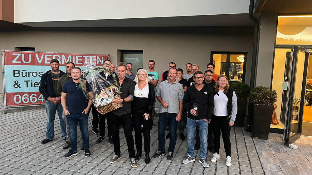 Team der Binder Bau GmbH vor dem VIBA Point in Kemeten - Mitarbeiter und Geschäftsführung feiern gemeinsam das 60-jährige Firmenjubiläum und den 60. Geburtstag von GF Viktor Binder